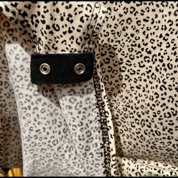 ✨ 3 items for 15% off bundle ✨ Gaze leopard print jumper tank top - Picture 4 of 4